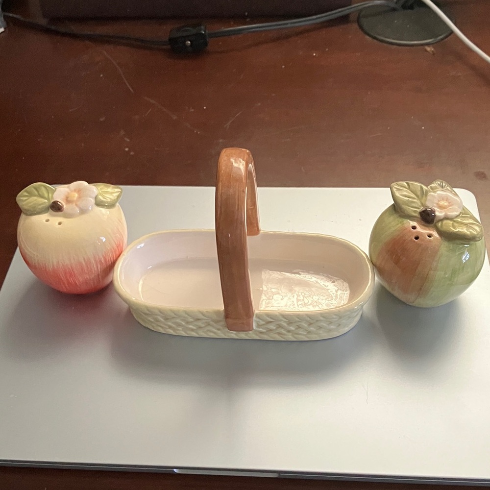VTG Cracker Barrel Ceramic Salt/Pepper Apples in Basket Susan Winget Collection - Picture 5 of 7